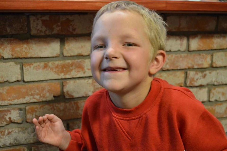 Мальчик на троих. Фотосъемка мальчика. Печальный ребенок. Интересные образы для мальчиков. Schoolchildren standing up.