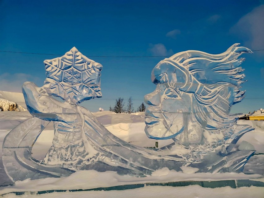 Первый рисует фигуры на льду